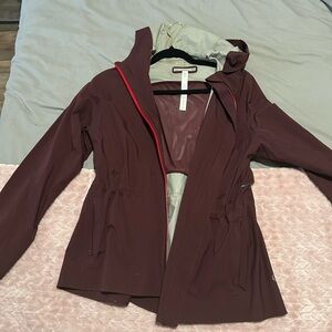 Lululemon rain jacket size 4